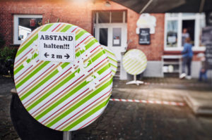 Symbolic image social distancing, sign with notice in front of ice cream shop, keep your distance, 2 meters Symbolic image social distancing, sign with notice in front of ice cream shop, keep your distance, 2 meters